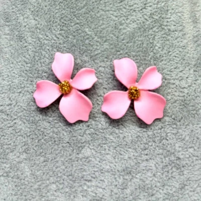 Imagine din Cercei A Little Magic, cu design floral si prindere tija, Roz