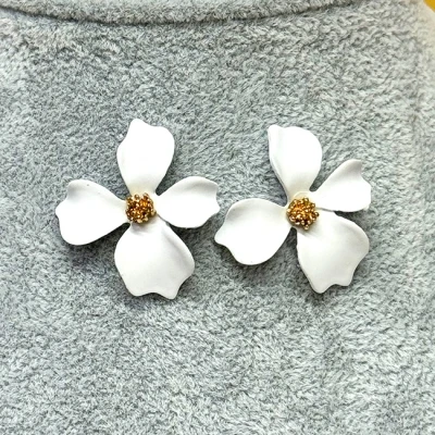 Imagine din Cercei A Little Magic, cu design floral si prindere tija, Alb