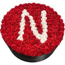 Imagine din Aranjament floral personalizat cu litera, cutie rotunda neagra 135 trandafiri de sapun, N (LITERA: Litera N)