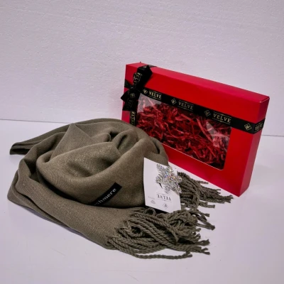 Imagine din Pachet Secret Santa pentru femei, cu Esarfa lunga tip sal si Brosa Fulg de Zapada, in caseta fereastra prezentare, Kaki