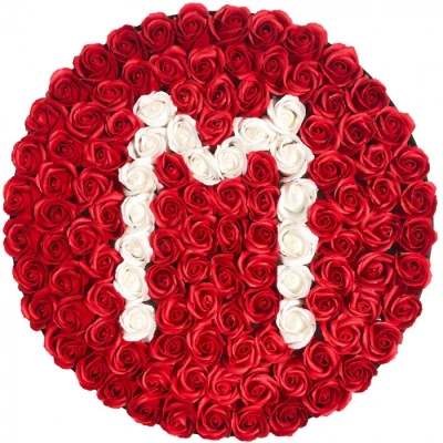 Imagine din Aranjament floral personalizat cu litera, cutie rotunda neagra 135 trandafiri de sapun, M (LITERA: Litera M)