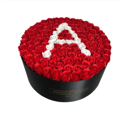 Imagine din Aranjament floral personalizat cu litera, cutie rotunda neagra 135 trandafiri de sapun, A (LITERA: Litera A)