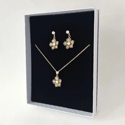 Imagine din Set accesorii Feeling, din inox, cu cercei forma floare, lantisor si pandativ cristale perle, in cutie eleganta, Auriu