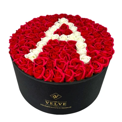 Imagine din Aranjament floral personalizat cu litera, cutie rotunda neagra 101 trandafiri de sapun, A (LITERA: Litera A)