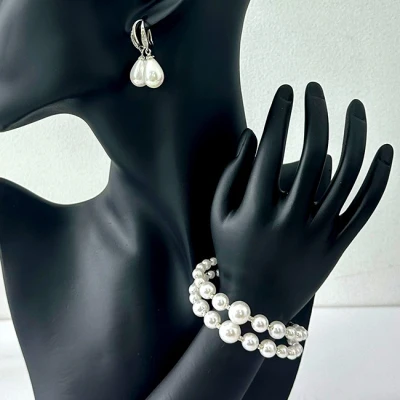 Imagine din Set accesorii Precious Pearls cu cercei și brățară din perle artizanale, in cutie cadou, Alb