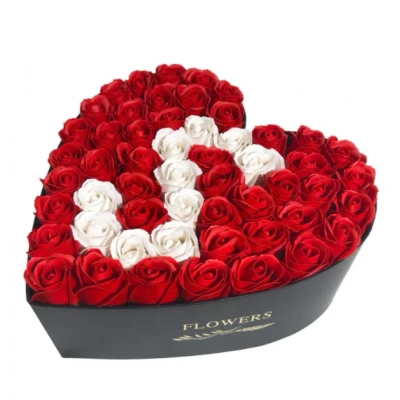 Imagine din Aranjament floral personalizat cu Litera cutie inima neagra 49 trandafiri de sapun (LITERA: B)